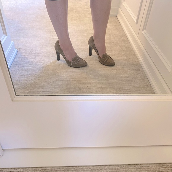 Theory Suede Tan Heels 3.5” size 6.5 - Picture 6 of 6